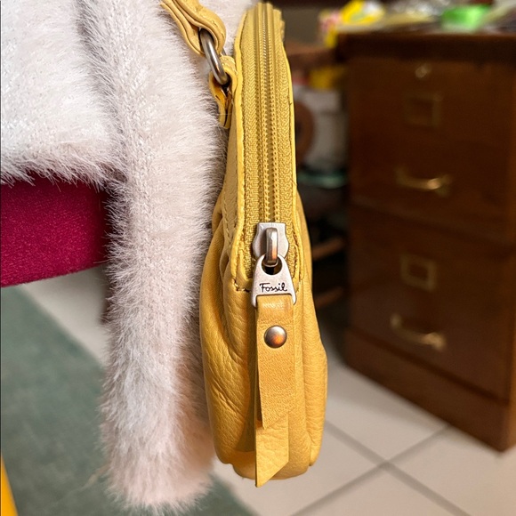 Fossil Crossbody Bag genuine leather
Yellow/mustard color front lock detail NWOT - Picture 5 of 17
